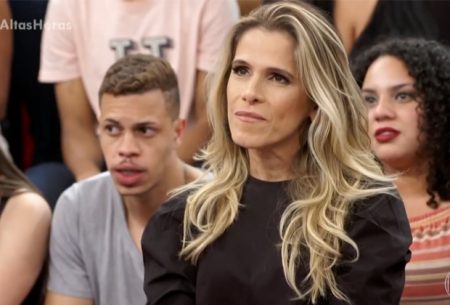 Ingrid Guimarães posta foto de topless e divide opiniões