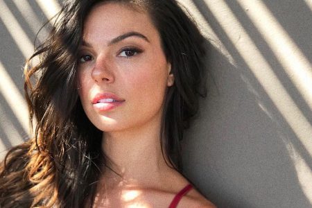 Isis Valverde surge de biquíni bege em quarentena e arranca elogios dos fãs