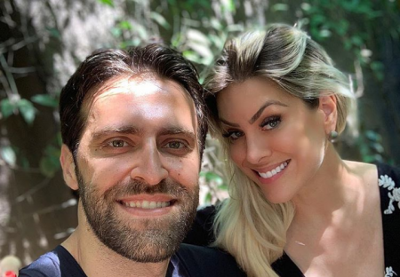 Renata Fan relembra fotos de viagem com o marido e se declara