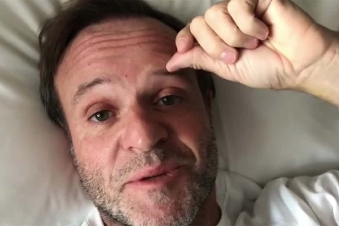 Rubens Barrichello se atrasa para voo e web lembra da fama dele