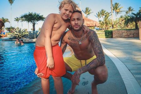 Neymar posa com o filho e derrete corações