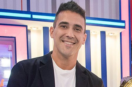 Discreto na vida pessoal, André Marques surge em foto com a namorada