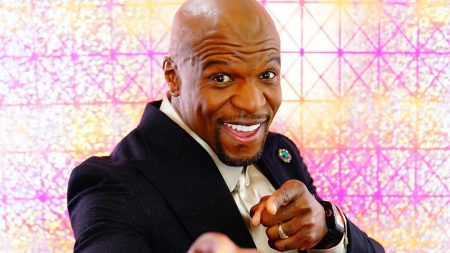 Terry Crews dá o que falar ao posar com bandeira da China