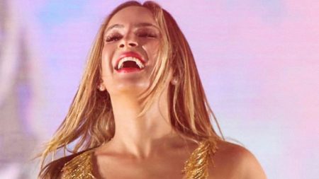 Claudia Leitte faz discurso sobre diversidade e plateia vibra