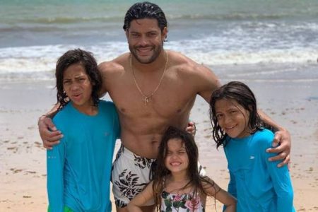 Hulk retorna ao Brasil com namorada para visitar os filhos