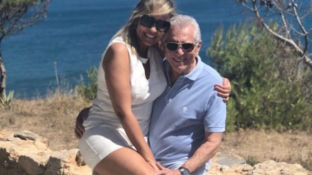 Carlos Alberto de Nóbrega chama a atenção ao aparecer só de sunga com a esposa