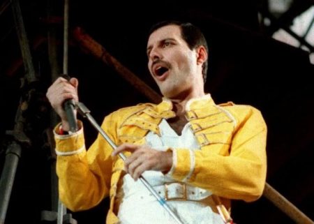 Morto há 28 anos, Freddie Mercury segue enviando presente a amigos; entenda