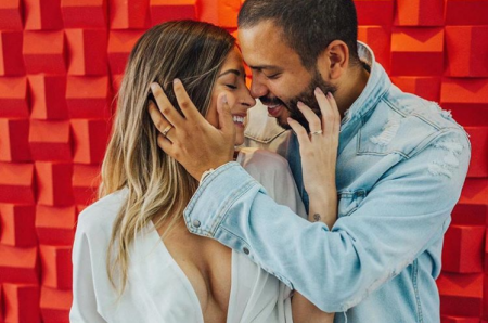 Prestes a se tornar pai, Projota mostra barriguinha de grávida da esposa