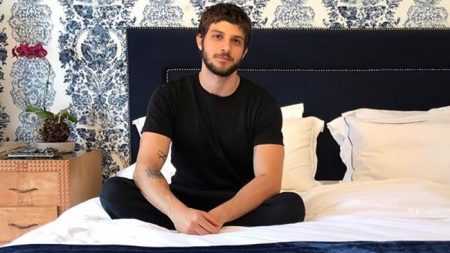 Chay Suede surge emocionado em novos cliques do nascimento da filha