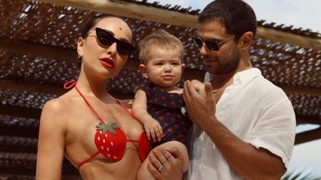 Sabrina Sato leva filha à praia e Duda Nagle comove com ato singelo