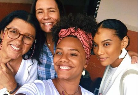 Chuva cancela gravações de Amor de Mãe e atrizes se divertem nos bastidores