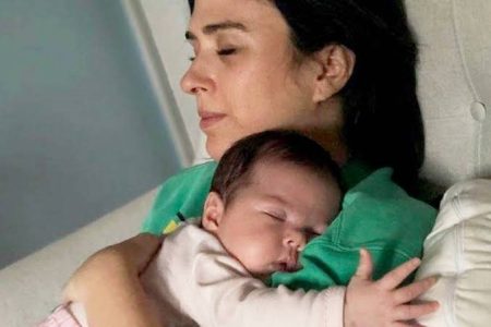 Tatá Werneck coloca filha para dormir de forma inusitada e divulga vídeo