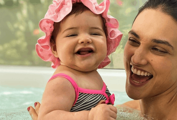 Débora Nascimento compartilha clique encantador da filha Bella dentro d’água