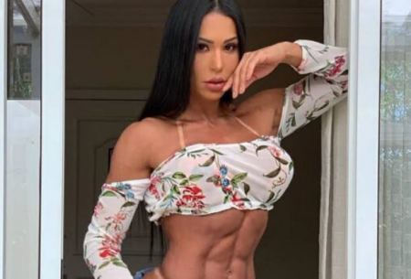 Gracyanne Barbosa faz publicidade no Instagram e mostra parte íntima