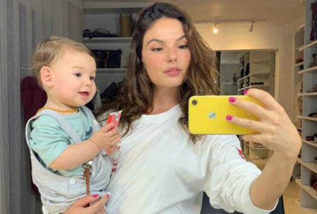 Isis Valverde desabafa sobre culpa de deixar o filho em casa para trabalhar