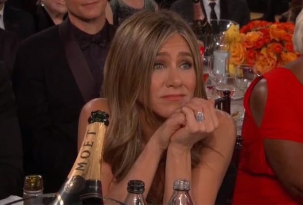 Jennifer Aniston se atrapalha ao vivo no Globo de Ouro e dá o que falar