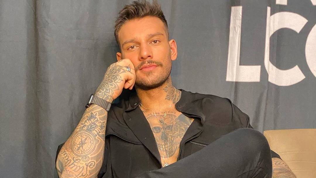 Lucas Lucco exibe corpão tatuado e fãs vão ao delírio