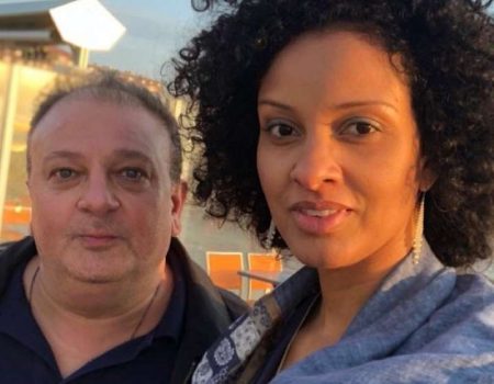 Esposa de Erick Jacquin se exibe em praia após parto de gêmeos e desabafa