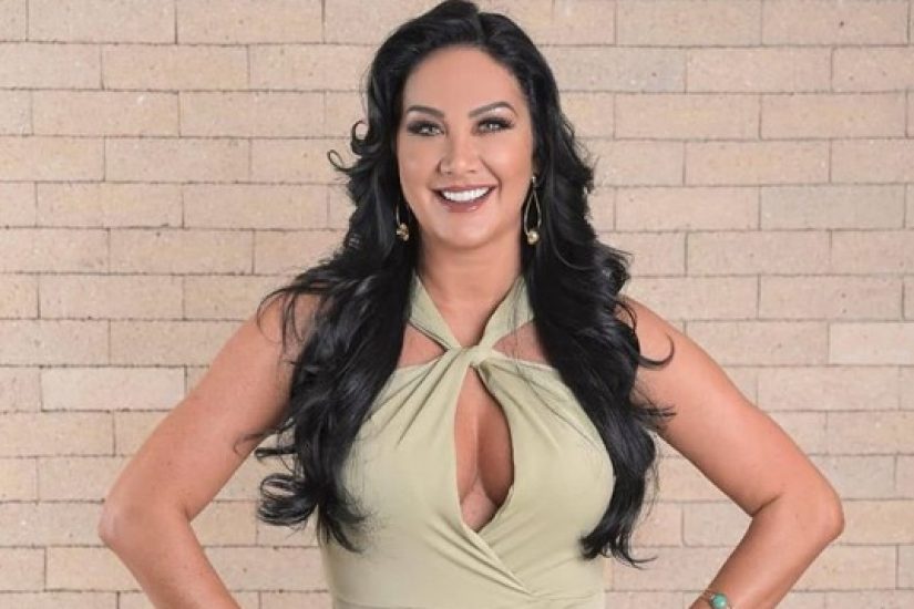 Helen Ganzarolli põe biquíni ousado e deixa parte do corpo de fora RD1