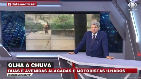 Datena brinca após surgir com bancada no estúdio do Brasil Urgente