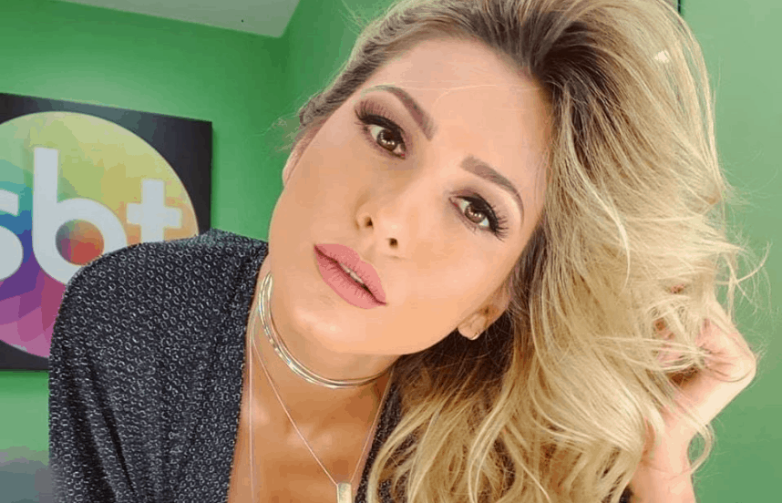 Lívia Andrade posa em camarim do SBT e corpão impressiona web