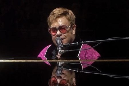 Elton John faz doação milionária para ajudar no combate dos incêndios da Austrália