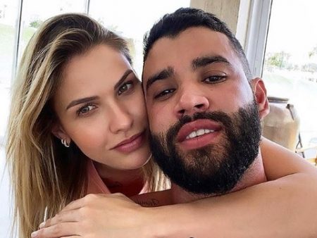 Ex de Gusttavo Lima, Andressa Suita posta foto ousada só de roupão