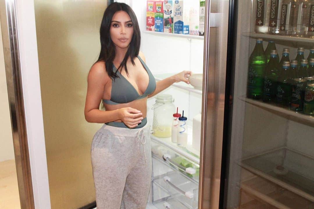 Kim Kardashian choca internet por causa do tamanho da geladeira
