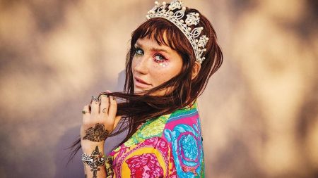 Kesha toma sol com seios de fora e posta foto do momento