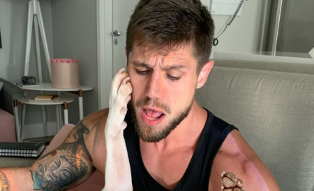 Ex-BBB Jonas se descuida na praia e acaba mostrando algo a mais