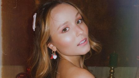 Larissa Manoela muda a cor do cabelo e adianta novidades na carreira