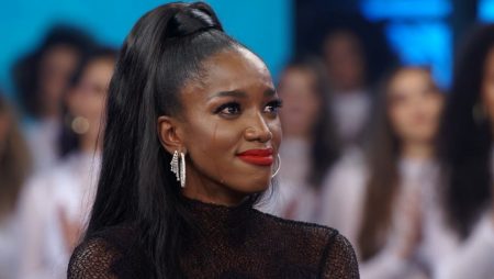 Iza se emociona com desculpas do pai em homenagem no Domingão do Faustão