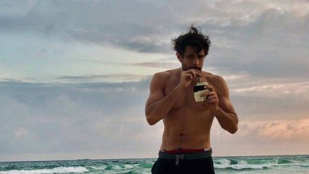 No ar em Amor de Mãe, Alejandro Claveaux revela segredo para corpo sarado