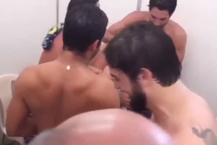 Atores da Globo são vistos juntos em vestiário após futebol