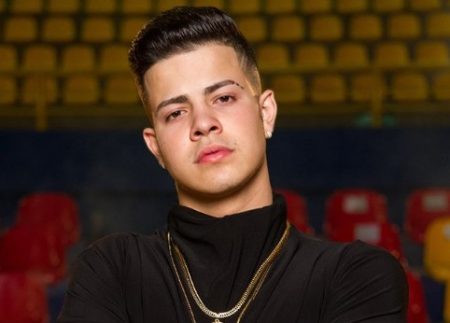 MC Jottapê dança funk e volume na bermuda chama a atenção