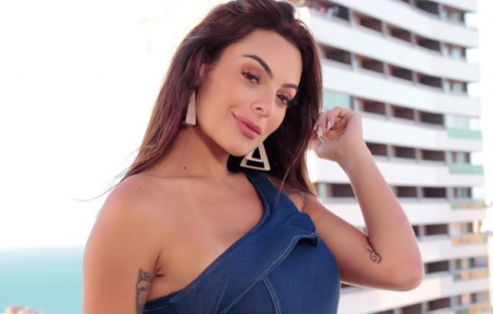 Ex-BBB Monique Amin faz aparição de biquíni e revela frustração
