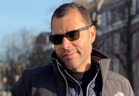 Rodrigo Sant’Anna posa na privada e recebe visita inusitada