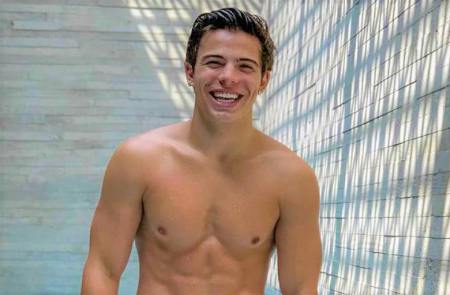 Thomaz Costa posta foto de sunguinha e parte íntima vira piada