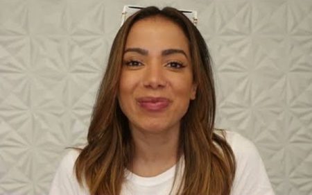 Anitta descobre lista de famosos do BBB 2020 e faz questionamento imediato