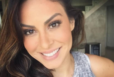 Alinne Rosa posa com biquíni cavado e arranca elogios da web