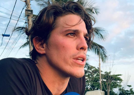 Rômulo Arantes Neto deixa calça entreaberta e acaba mostrando tatuagem íntima