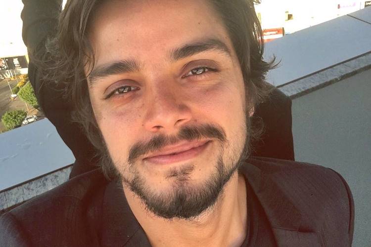 Rodrigo Simas lembra gravação de novela e detalhe das cenas de beijo na pandemia