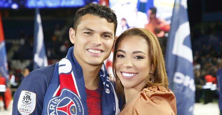 Esposa de Thiago Silva briga com fãs após críticas por passar o dia deitada