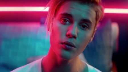 Justin Bieber ministra em igreja evangélica e é tomado pela presença de Deus