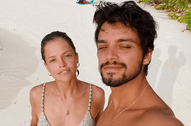 Agatha Moreira mostra Rodrigo Simas de sunguinha em selfie no banheiro