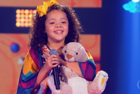 Criança causa ao levar amuleto para apresentação no The Voice Kids