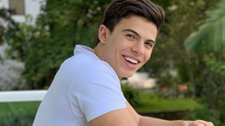 Thomaz Costa ostenta tanquinho bem torneado em clique