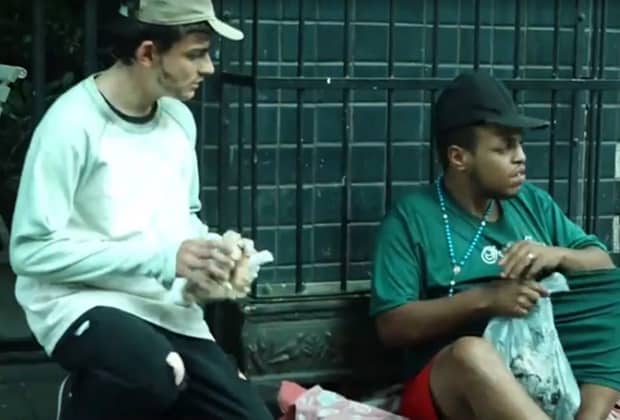 Dudu Camargo vira morador de rua em programa da RedeTV! e relata experiência