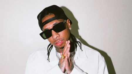 Tyga aproveita passagem pelo Rio com modelo e aluga mansão