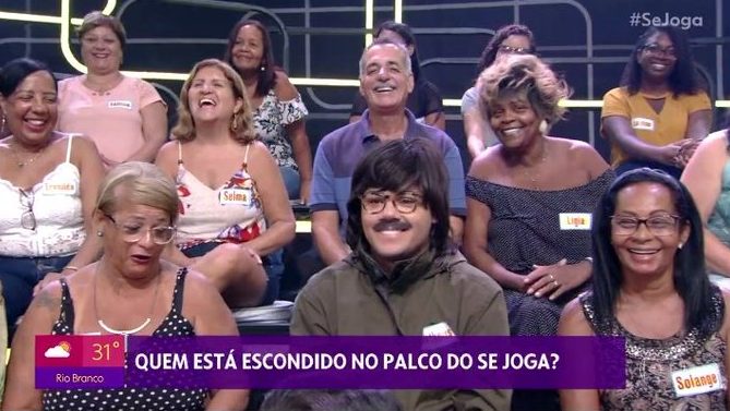 Cantor aparece fantasiado na plateia e Se Joga acaba virando piada na Globo